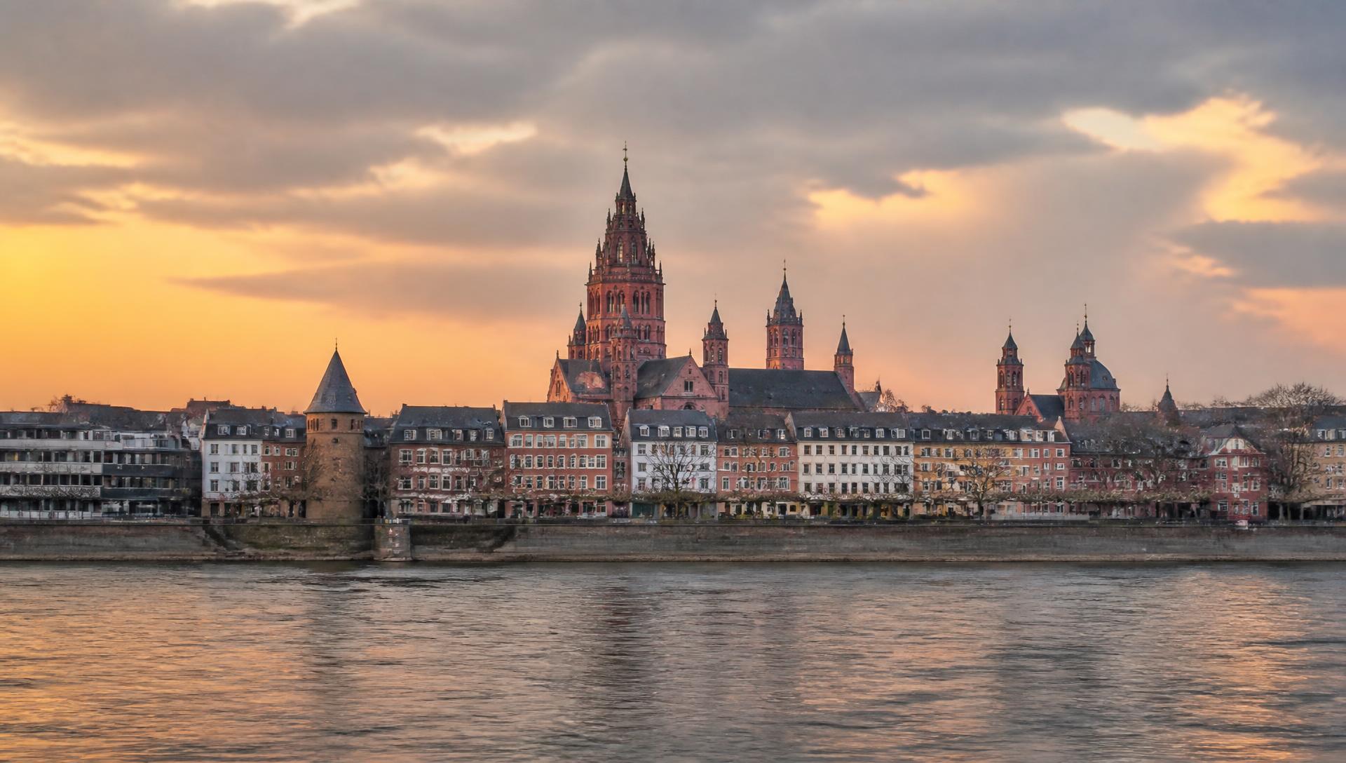 Panorama von Mainz mit dem Mainzer Dom und dem Rhein in ruhigem Abendlicht